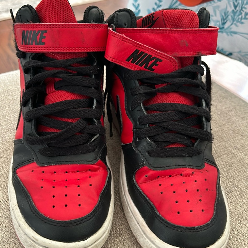Boys size 6.5 court borough shoes